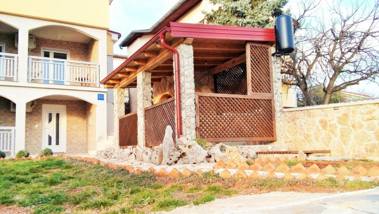Apartmani Mala Sirena Maslenica Exterior foto